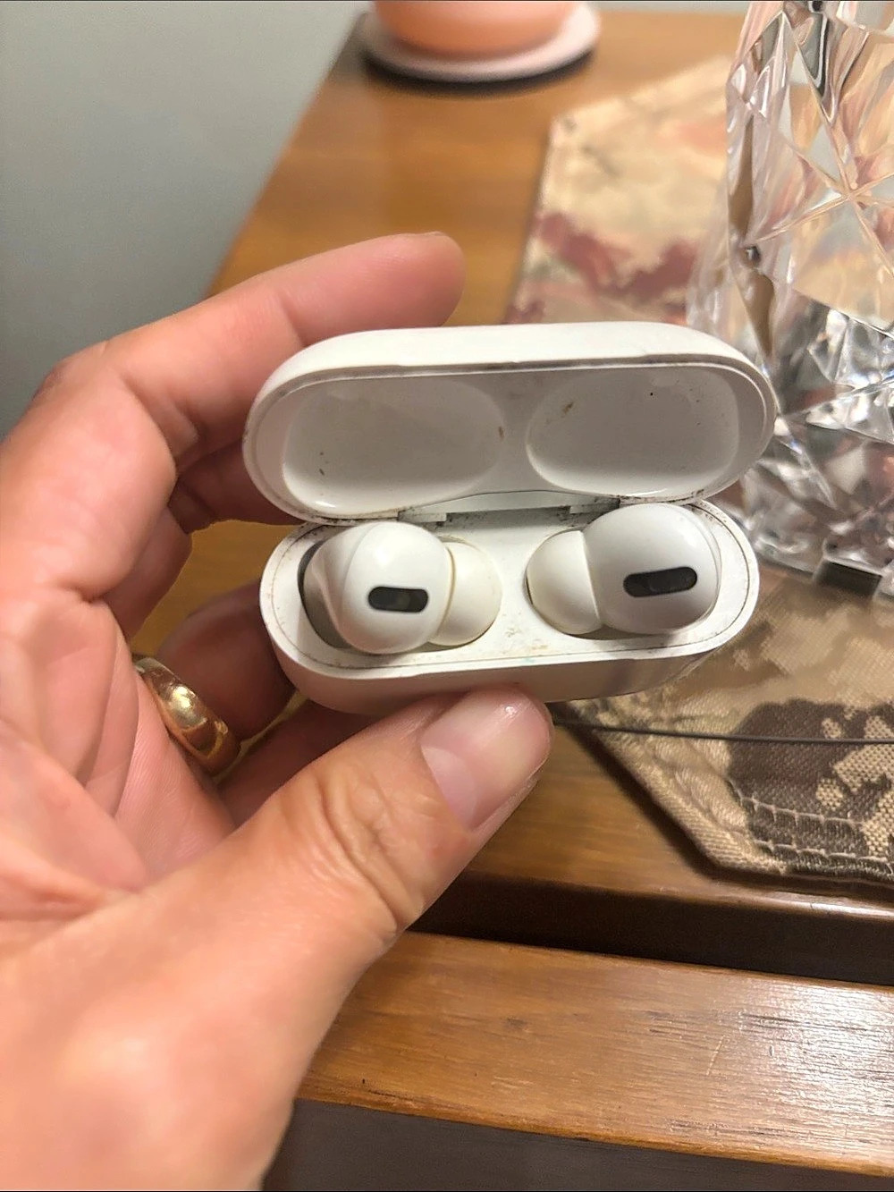 Genuine Apple AirPods Pro (1st Gen) Complete Set with Charging Case - A2084